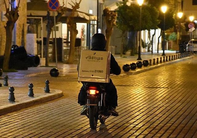Ξυλοκόπησαν ντελιβερά στη μέση του δρόμου (VIDEO)