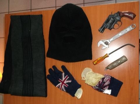 Πήγε να κλέψει ηλικιωμένη αλλά έπεσε πάνω στον εγγονό της που είναι αστυνομικός