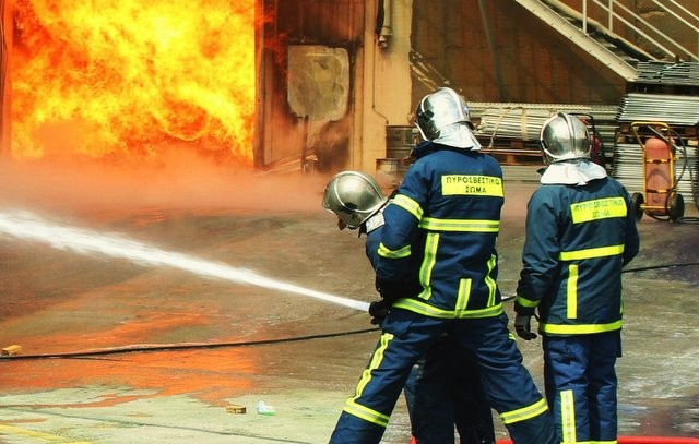 Εκδηλώθηκε φωτιά σε εργοστάσιο στο Σχηματάρι