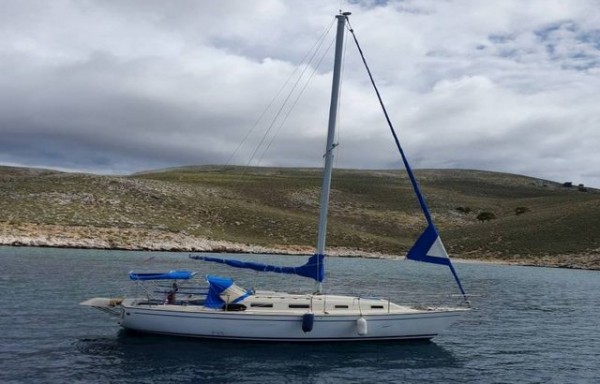 ΣΚΥΡΟΣ: Κουβάλησαν παράνομα 27 λαθρομετανάστες με το ιστιοφόρο της φωτογραφίας δύο 50χρονοι