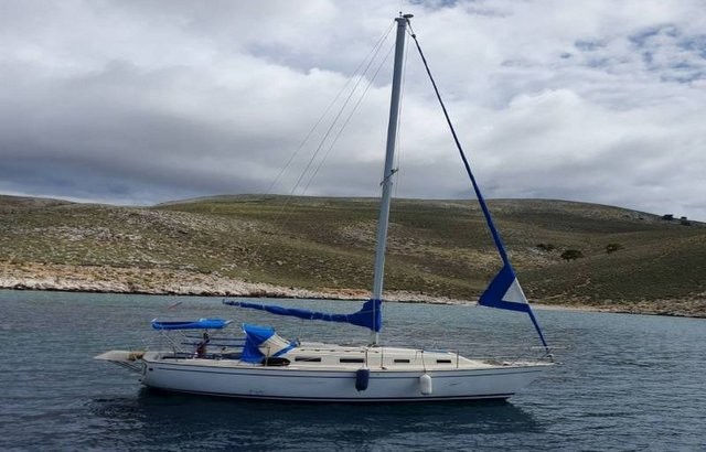 ΣΚΥΡΟΣ: Κουβάλησαν παράνομα 27 λαθρομετανάστες με το ιστιοφόρο της φωτογραφίας δύο 50χρονοι