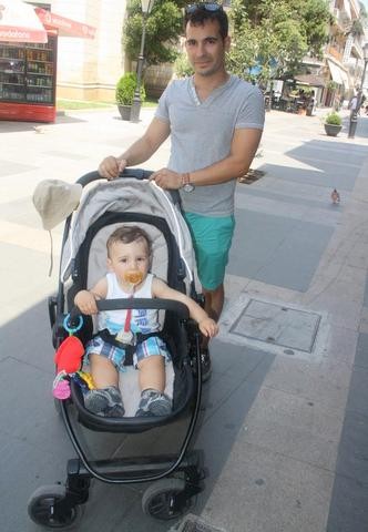 Βόλτα με τον γιο του στο καροτσάκι