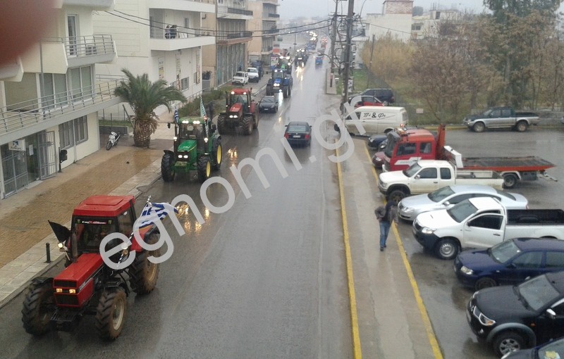 Χαλκίδα: Οι αγρότες διασχίζουν με κόρνες την Βενιζέλου (video)