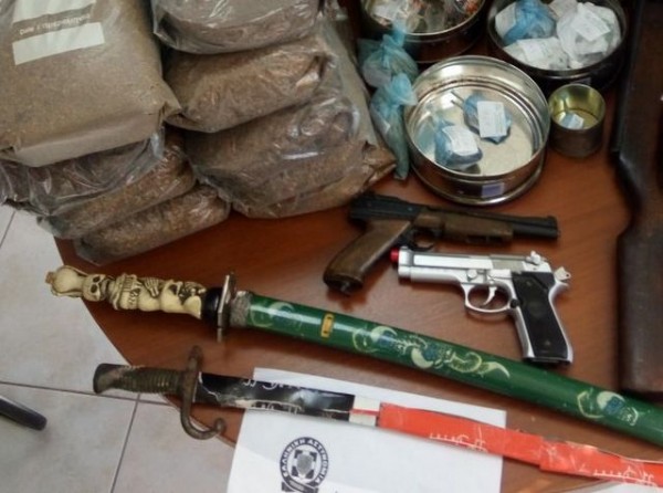 Τους έπιασαν με ναρκωτικά, όπλα και σπάθες σαμουράι