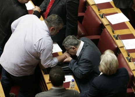 Χειροφίλησε βουλευτή ο Μιχαλολιάκος