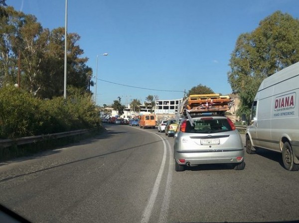 Ατελείωτη ουρά στον κόμβο του Αγίου Στεφάνου το απόγευμα της Παρασκευής
