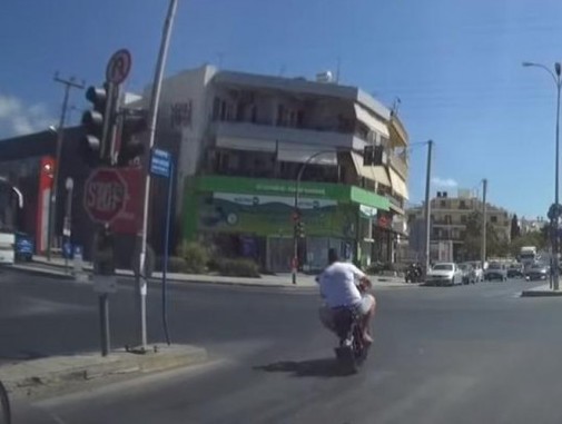 Ελεος: Μηχανόβιος περνάει με κόκκινο και απειλεί οδηγό ΙΧ που του έκανε παρατήρηση (VIDEO)