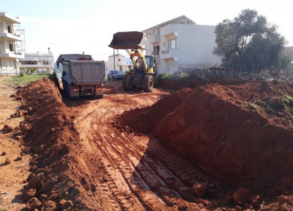 Ξεκίνησε να ανοίγει δρόμους ο Δήμος στο Αλιβέρι