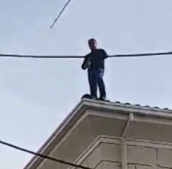 ΚΑΡΔΙΤΣΑ: Aπειλεί να πέσει από την ταράτσα των Δικαστηρίων