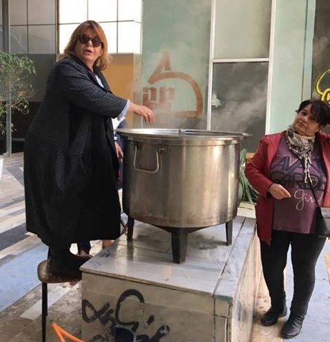Μαγείρεψε φασολάδα για τους άστεγους η Ζωή Λιβανίου