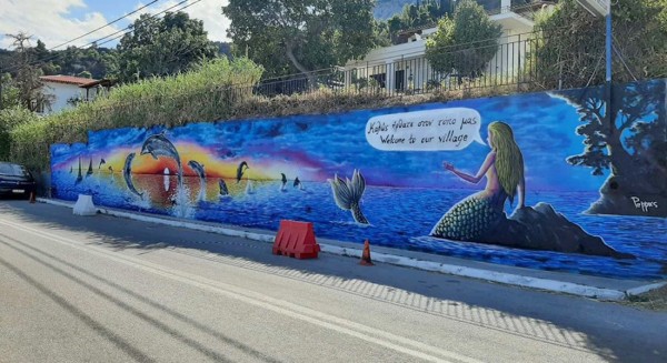 ΠΑΡΑΛΙΑ ΚΥΜΗΣ: Μία γοργόνα καλωσορίζει τους επισκέπτες δια χειρός του Γιώργου Πέππα