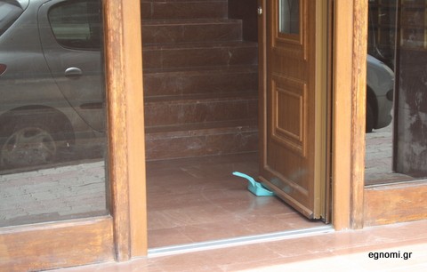 Πατέντα για να μείνει η πόρτα ανοιχτή