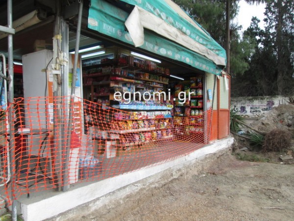 ΧΑΛΚΙΔΑ: Αντιμετωπίζουν με χιούμορ το πλέγμα γύρω από το περίπτερό τους