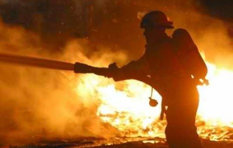 Eφιαλτική νύχτα - Mαίνεται η πυρκαγιά στη Bόρεια Eύβοια