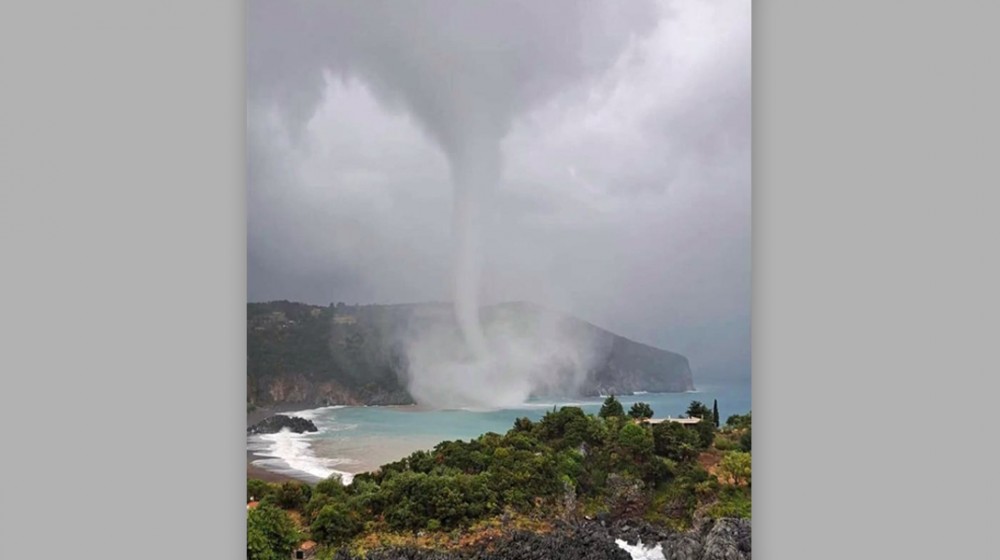 ΛΙΜΝΙΩΝΑΣ ΕΥΒΟΙΑ: Υδροστρόβιλος χτυπά με μανία την ακτή (VIDEO)