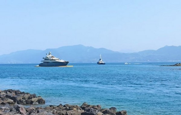ΛΙΧΑΔΟΝΗΣΙΑ -ΕΥΒΟΙΑΣ: Παραμένει κολλημένη στα βράχια η θαλαμηγός Almaha - Είχε φύγει από Χαλκίδα με προορισμό την Σκιάθο (φωτό)