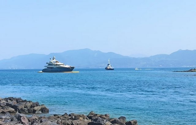 ΛΙΧΑΔΟΝΗΣΙΑ -ΕΥΒΟΙΑΣ: Παραμένει κολλημένη στα βράχια η θαλαμηγός Almaha - Είχε φύγει από Χαλκίδα με προορισμό την Σκιάθο (φωτό)