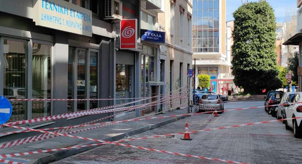 ΧΑΛΚΙΔΑ ΟΔΟΣ ΙΣΑΙΟΥ: Μαρκίζα πολυκατοικίας έπεσε στο δρόμο