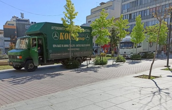 ΧΑΛΚΙΔΑ: Ογκώδη φορτηγά στην πλατεία πίσω από τα Δικαστήρια