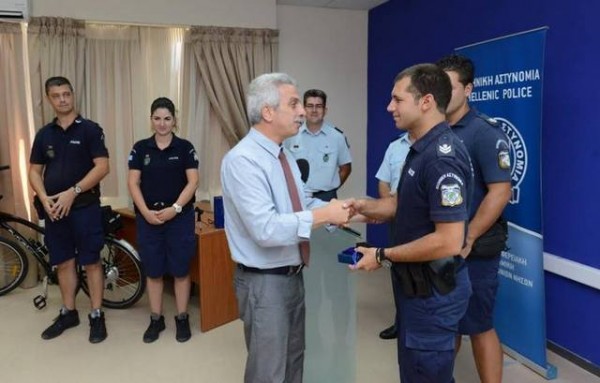 Αστυνομικοί με ποδήλατα βραβεύθηκαν γιατί έσωσαν τη ζωή μίας γυναίκας (VIDEO)