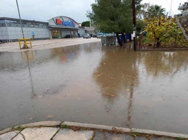 ΕΡΕΤΡΙΑ: Πλημμύρισαν πάλι οι δρόμοι στην είσοδο της πόλης, από τον παλιό κεντρικό δρόμο