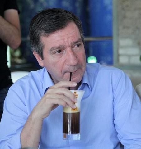 Επίθεση με αυγά στον Γιώργο Καμίνη σε ταβέρνα της Καισαριανής