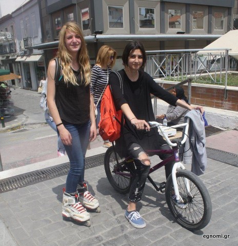 Η μία rollers, η άλλη ποδήλατο