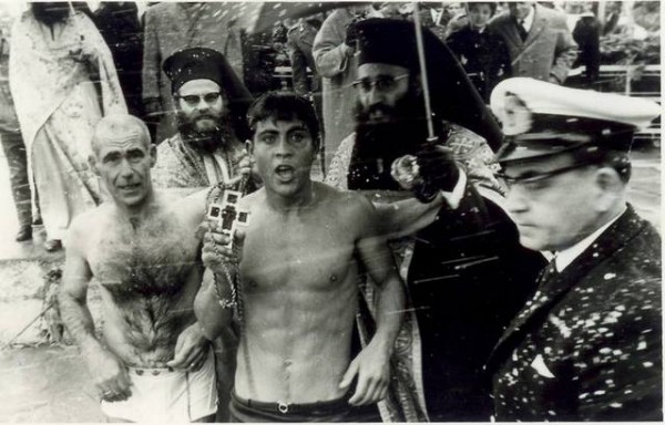 Να ποιος είναι ο κολυμβητής με το σταυρό τα Θεοφάνεια του 1966