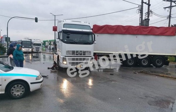 ΧΑΛΚΙΔΑ: Νταλίκα παρέσυρε πεζό στα φανάρια της Ληλαντίων