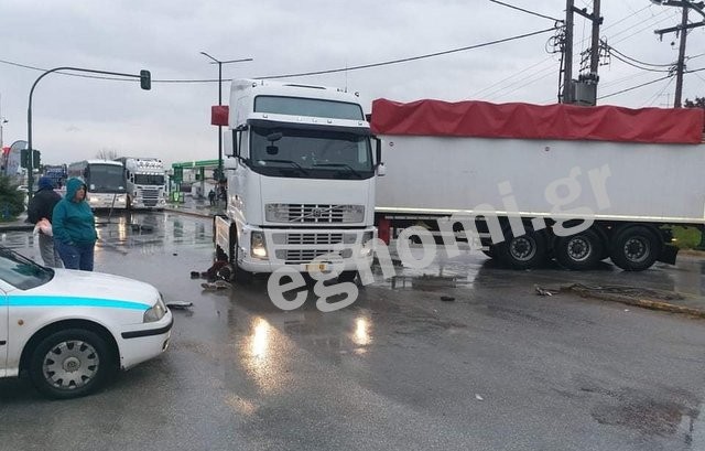 ΧΑΛΚΙΔΑ: Νταλίκα παρέσυρε πεζό στα φανάρια της Ληλαντίων