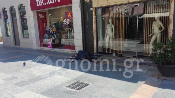 ΧΑΛΚΙΔΑ: Με 40 βαθμούς Κελσίου άστεγος ξαπλωμένος στον πεζόδρομο της Αβάντων