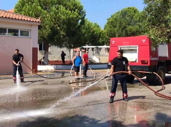 Εθελοντές καθάρισαν τα σχολεία της Αμαρύνθου