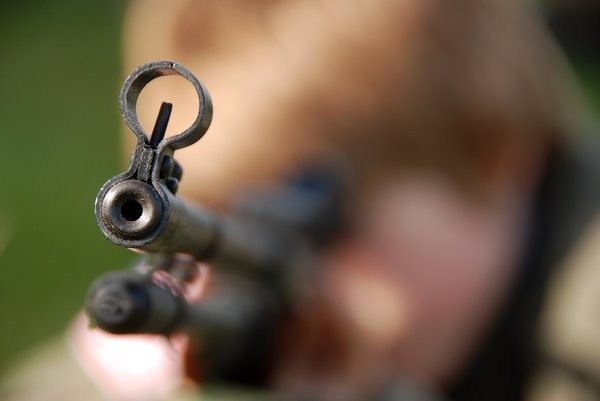 Ανήλικοι μαθαίνουν σκοποβολή σερφάροντας!