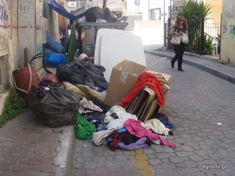 Τον πέταξε η γυναίκα στο δρόμο;
