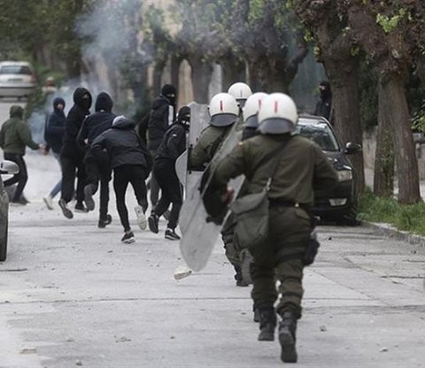 Ανδρας των ΜΑΤ ...σπριντάρει και ξυλοκοπεί διαδηλωτή (VIDEO)