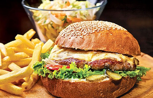 Δύο συστατικά που πρέπει να αποφεύγετε όταν αγοράζετε μπέργκερ απ΄έξω