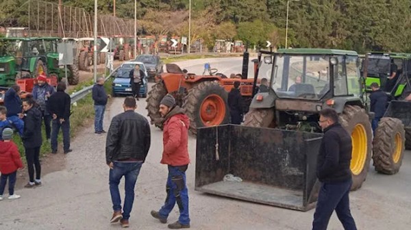 ΒΟΡΕΙΑ ΕΥΒΟΙΑ: Οι αγρότες έστησαν μπλόκο στην Κήρινθο