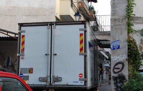 Φορτηγό φράκαρε στην οδό Mπαλαλαίων