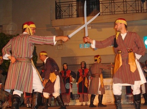 Εντυπωσιακοί χοροί στην πλατεία της Κύμης