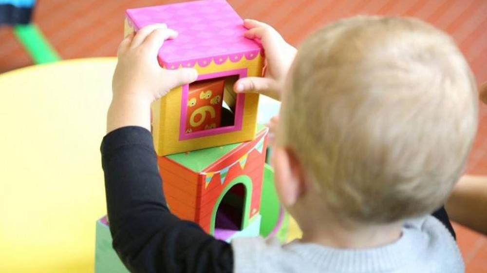 Αδιανόητο λάθος σε βρεφονηπιακό σταθμό: Έδωσαν άλλο παιδί σε παππού και εκείνος το πήρε! (VIDEO)