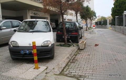 Έκαναν πάρκινγκ και το πεζοδρόμιο
