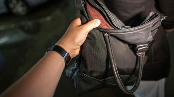 ΧΑΛΚΙΔΑ: Τσαντάκηδες άρπαξαν τσάντα γυναίκας έξω από το 7ο Δημοτικό Σχολείο