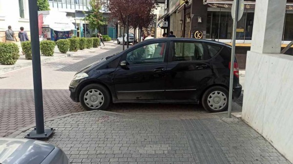 ΧΑΛΚΙΔΑ: Θαυμάστε παρκάρισμα στην διάβαση των ΑμΕΑ