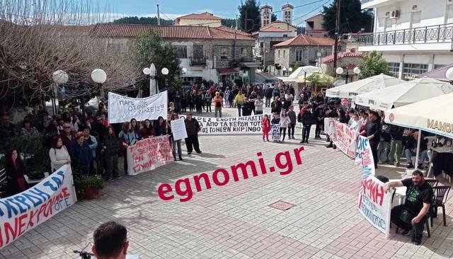 ΜΑΝΤΟΥΔΙ: Σήκωσαν πλακάτ για την τραγωδία των τεμπών
