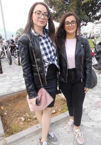 Βγήκαν βόλτα με άψογο μακιγιάζ τα κορίτσια