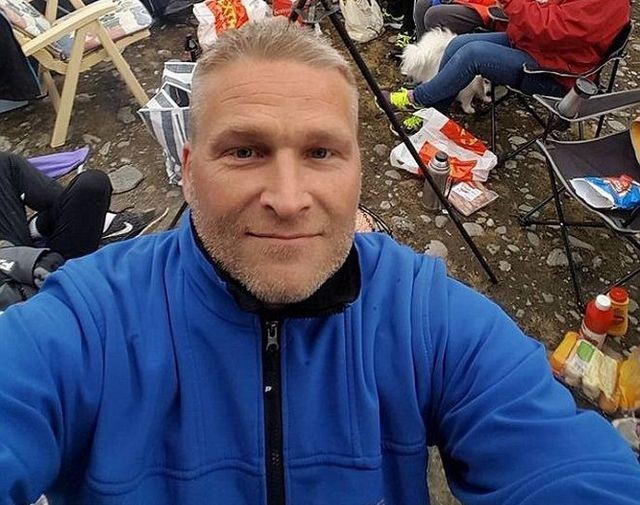 Kόλλησε ο όρχις του σε σκαμπό της ΙΚΕΑ!