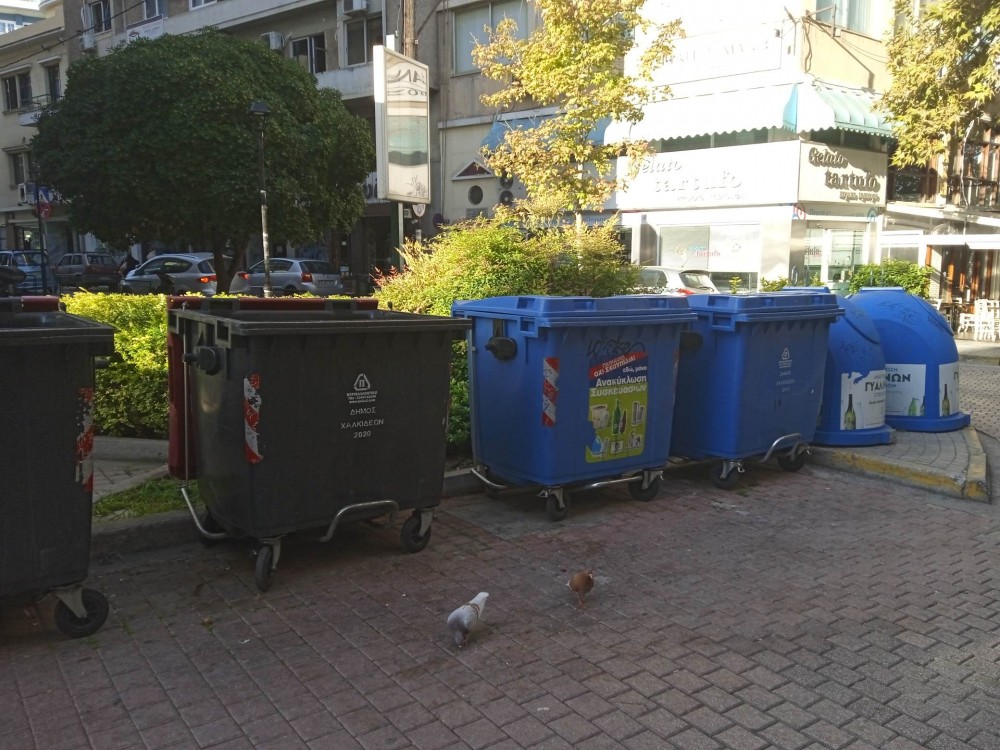 Επικίνδυνοι κάδοι απορριμμάτων στη Χαλκίδα
