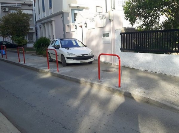 Παρκάρισμα- έπος στην οδό Κακαρά στη Χαλκίδα