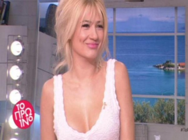 Γιόρτασε με αβυσσαλέο ντεκολτέ (VIDEO)