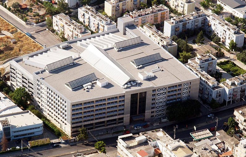 Έχει δικά του κτήρια και νοικιάζει άλλα